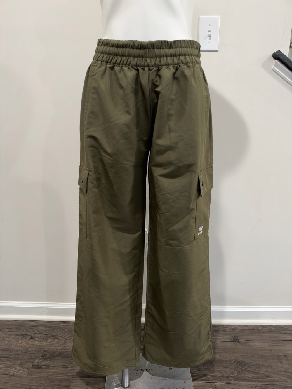 Adidas essential woven cargo pants women’s size medium olive green
